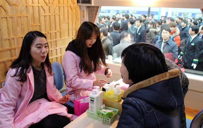 서해금빛열차의 온돌마루실에서 한 승객이 무료 네일아트 서비스를 받고 있다. 