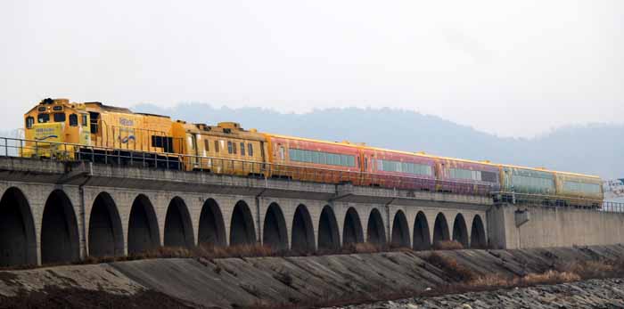 The West Gold Train runs through seven regions along the West Coast. Here, it has just departed Gunsan Station and runs along the Geumgang River estuary. 