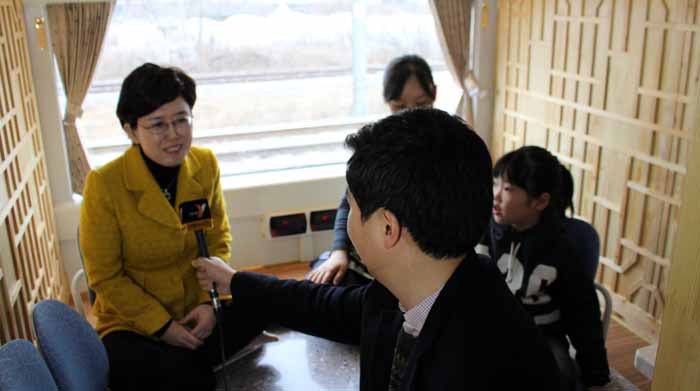 달리는 서해금빛열차 안에서 최연혜 코레일 사장(왼쪽)이 다른 승객들과 온돌마루실을 체험하며 언론과 인터뷰하고 있다. 