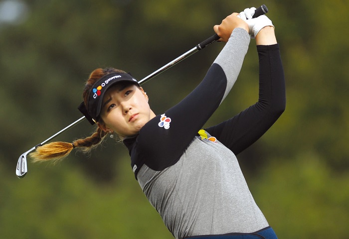 Baek Kyu-jung swings on the second hole during the third round of the LPGA KEB-HanaBank Championship at Sky72 Golf Club in Incheon on Oct. 18. © Yonhap News