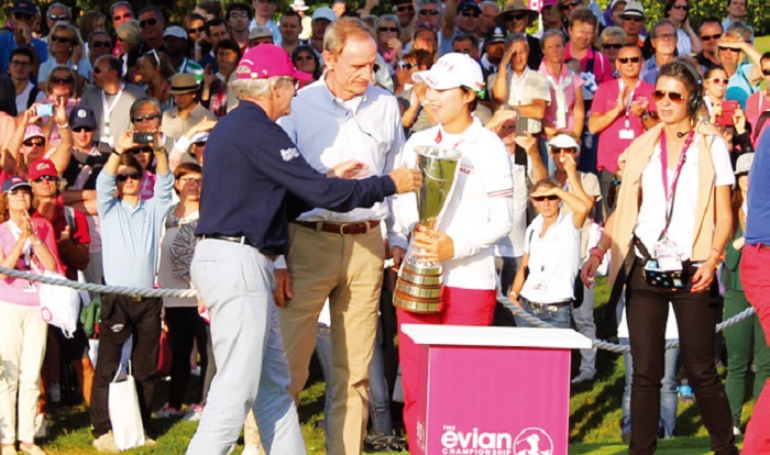 Baek Kyu-jung holds her winning trophy at the KEB-HanaBank Championship in Incheon on Oct. 19. © Yonhap News