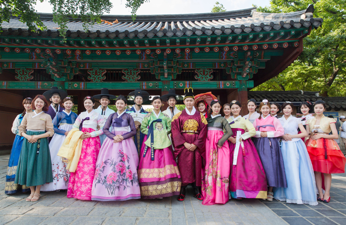 Group%20photo%20of%20hanboks%20in%20Jeonju.jpg