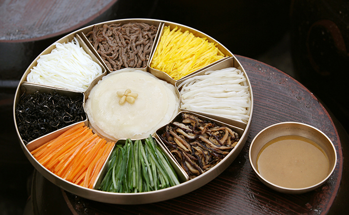 <i>Gujeolpan</i> is a platter of nine delicacies made from eight ingredients that are wrapped with a flour pancake. It's a popular dish to serve to important guests or at banquets, as it's colorful and light in taste.