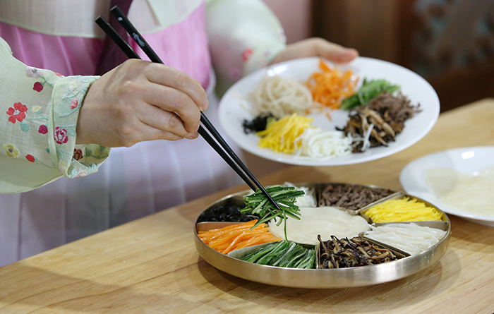<i>Gujeolpan</i> is best served with a mustard sauce, as it creates a light and pleasant taste thanks to the various ingredients. Bamboo shoots, shrimp, abalone or sea cucumber can also be added to the dish.