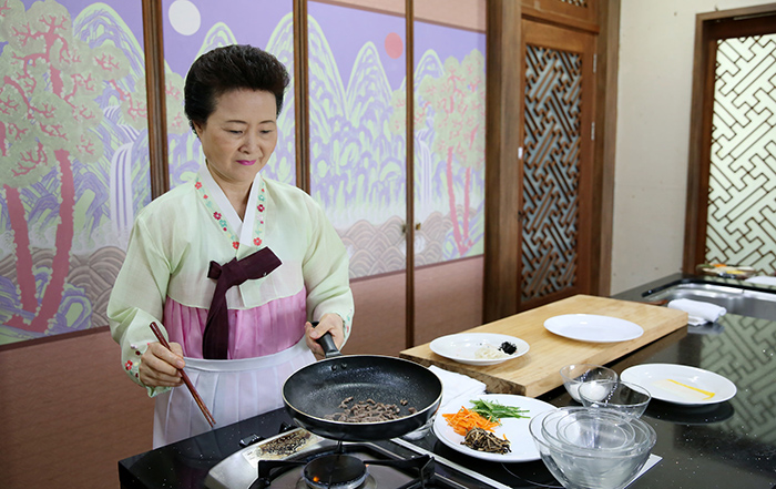 Fry each of the thinly sliced ingredients with cooking oil.
