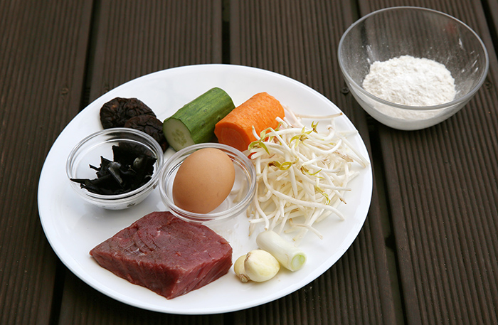 The main ingredients of <i>gujeolpan</i> are beef, eggs, carrots, cucumbers, bean sprouts, shitake and rock mushrooms, and flour.