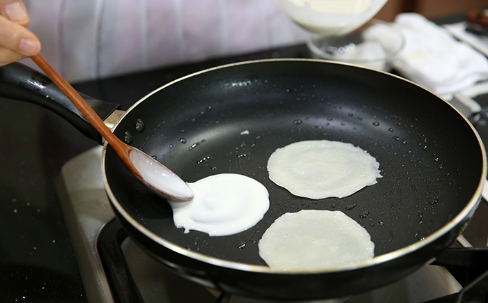 To make <i>gujeolpan</i> a bit more enticing, it's important to make the flour pancakes extremely thin and round. All the other ingredients need to be shredded into thin strips.