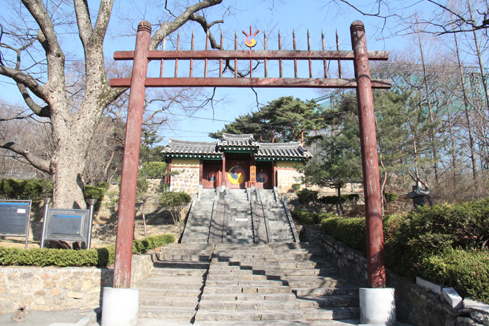 Along one of the trails up Gwanaksan Mountain sits the <i>Gwacheon Hyanggyo</i>, a regional public school from Joseon times (1392-1910). The school was first built on its current location in 1690 and it was restored in 1996. . 