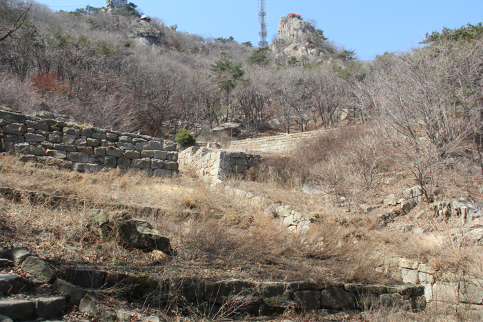 The site of the former Gwanaksa Temple can be seen along the trail toward Sadang Station on subway line No. 4. 