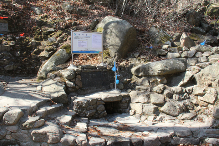  There are two mineral springs along the trail. The water is potable and it is cold and clean. 