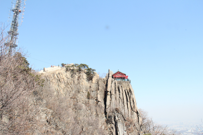  Yeojudae Temple can be reached after ascending a 300-meter steep staircase from Yeonjuam Temple. It sits atop the peak of Gwanaksan Mountain at 629 meters. 