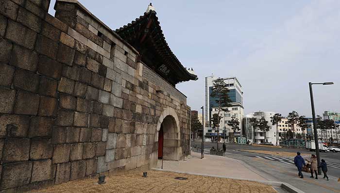 Gwanghuimun Gate, one of the four Joseon-era small gates, is open to the public around the clock, all year round. (photo: Jeon Han)