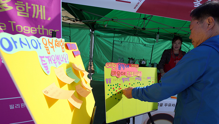 A visitor casts his vote for the best food stall among the traditional Asian cuisines he sampled, part of the Gwangjang Festival on October 17. 