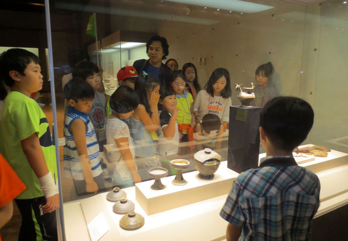 Students look at the remains of ancient Korean kingdoms. They are participants of the “Humanities on the road” lecture program offered by a library in Gwangju, Jeollanam-do (South Jeolla Province).