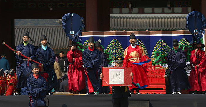 Officer Ryu Sigyeong from the Seoul Jongno Police Station holds up his certificate of appointment. He was appointed as an honorary chief royal gatekeeper during a ceremonial 'chief royal guard appointment ceremony' at Gyeongbokgung Palace.