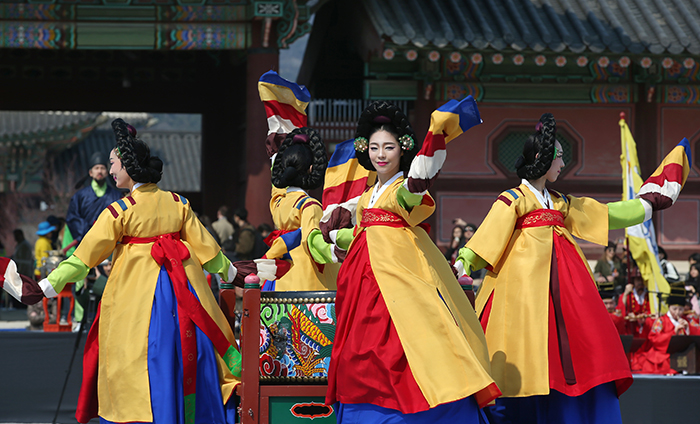 Performers from the Korea House stage a traditional drum dance, the <i>mugomu</i>, during the ceremony at Gyeongbokgung Palace.