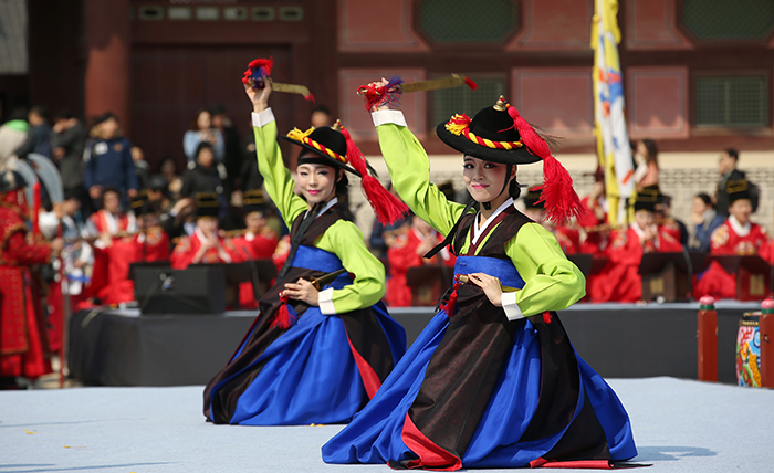 Dancers from the Korea House perform a traditional drum dance, the <i>mugomu</i>, during the ceremony at Gyeongbokgung Palace.