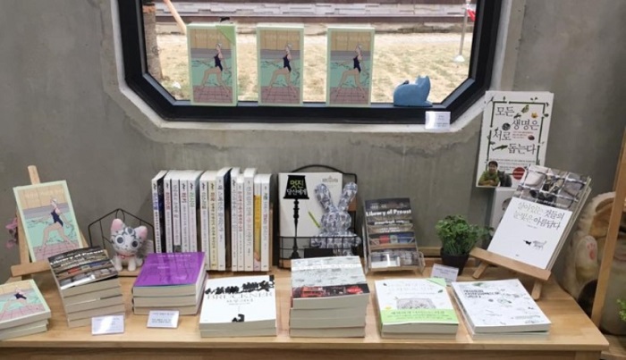 Gyeongui_Line_Book_Street_02.jpg