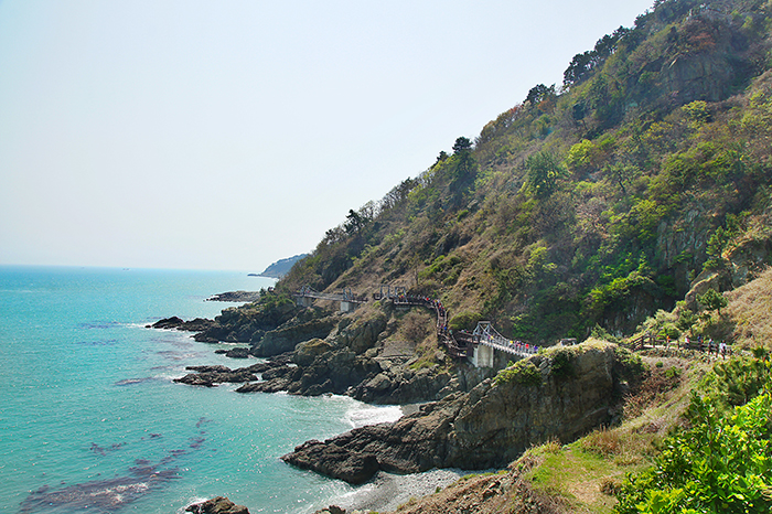 While walking along the trail's Course No. 1, travelers can enjoy picturesque scenery created by the sea, mountains, sky and cliffs along the Igidae-gil in Busan.