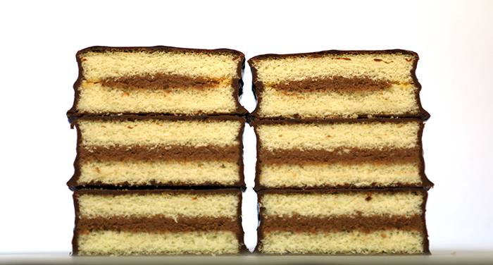 The square-shaped chocolate-covered Oh! Yes offers a soft, moist texture, harmonized with delicious chocolate cream. The above photo shows a cross section of the cake. 