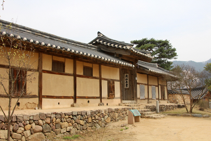 The Chunghyodang House was built by descendants and followers of Ryu Seong-ryong in honor of his academic learning and virtue.