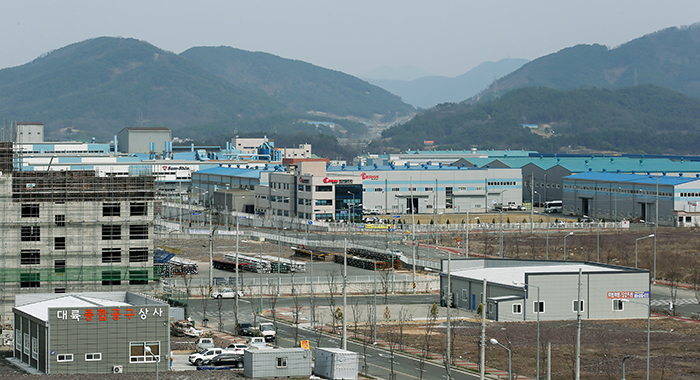 The Haman General Industrial Complex has many manufacturers making a range of products, including foods, chemicals and related products, metal goods and machinery and other equipment, among other things.