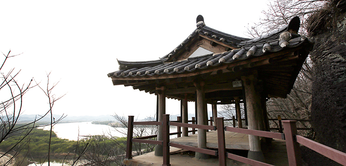 The Agyangru in Haman County offers clear views of the Namgang River and of the side paths adjacent to the dike.