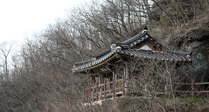 Surrounded by trees with no new buds yet, the Agyangru Pavilion is situated on a cliff near the Namgang River.