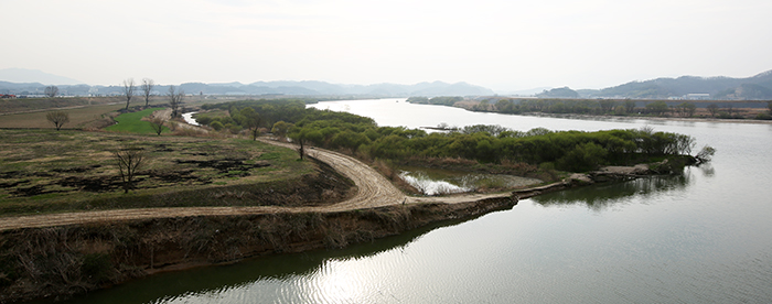 The above photo of the Namgang River and the path along the dike is taken from the Agyangru Pavilion. A marathon is held along the path every year.