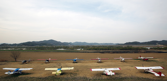 In addition to the pavilions, a landing strip can be found along the dike path aside the Namgang River, taking advantage of the long and wide open spaces.