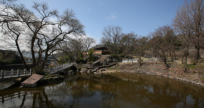 Located on a hill next to a lake, the Mujinjeong Pavilion used to be a venue for scholars to appreciate artistic taste and to socialize.