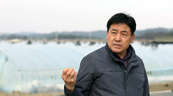 Yoo Su-Pil, head of the Horticulture and Herbal Crop Division in the Haman County government, explains the characteristics of watermelons produced from farms in Haman.