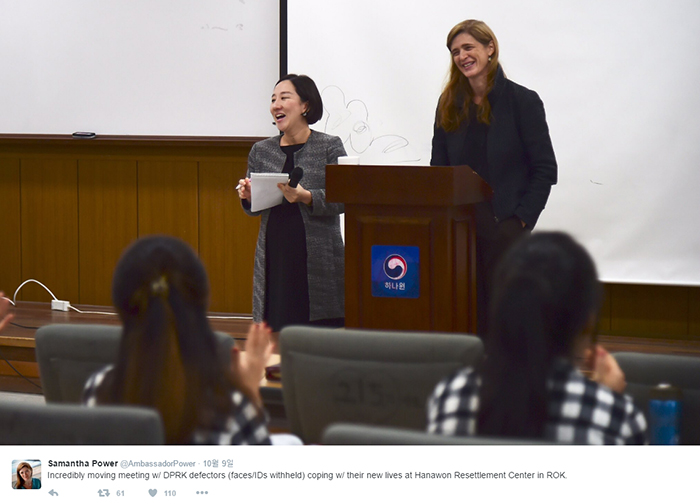 U.S. Ambassador to the U.N. Samantha Power (second from left) meets North Korean defectors during a visit to the Settlement Support Center for North Korean Refugees, the Hanawon, in Anseong, Gyeonggi-do Province, on Oct. 10. During the meeting, she said that, 'The international community is well aware of the suffering of the North Korean people and will work to shed light on such darkness.'