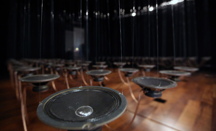 A work of installation art, 'Sound Looking-Rain,' reproduces the sound of raindrops falling on the main building of the Jongmyo Shrine using an array of speakers. 