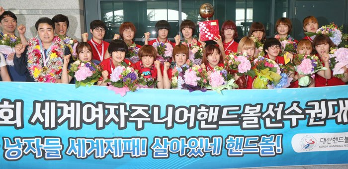 Members of the Korean women's junior national handball team pose for a photo after arriving at Incheon International Airport on July 15. (photo: Yonhap News)