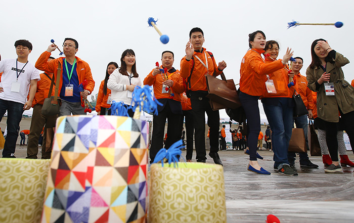 Employees of the Joymain Group play <i>tuho</i>, a traditional arrow-throwing game, before their <i>samgyetang</i> dinner on May 6.