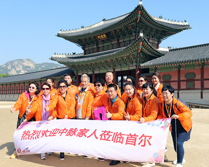 Employees of the Joymain Group visit Gyeongbokgung Palace in Seoul on May 7.