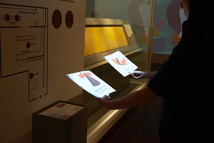 They can also learn more about the wedding items at the princess's wedding thanks to videos taken of the documents.