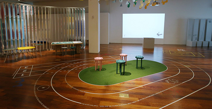 At the exhibition, visitors can enjoy a first-hand experience playing games and reading elementary school textbooks.