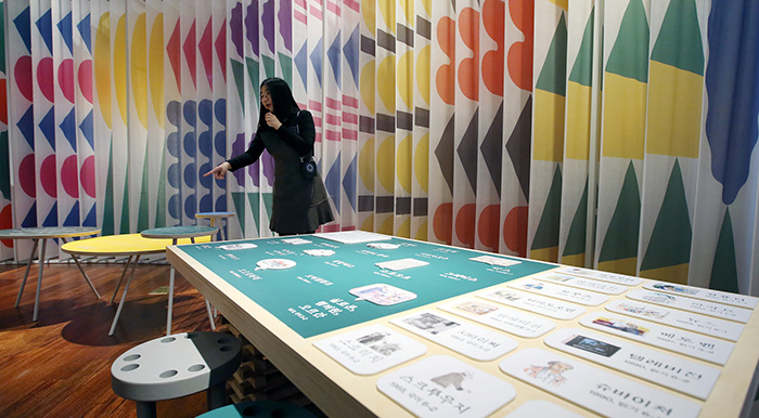A curator explains the changes that took place in loan words written in Korean. The exhibition also explains changes in Hangeul that have taken place over the years.