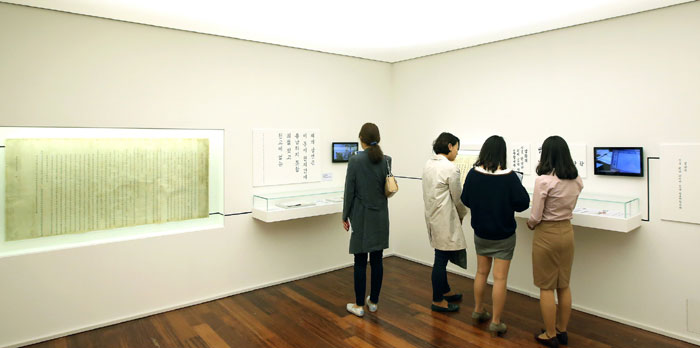 Visitors look around a new exhibit at the National Hangeul Museum, ‘A New Name in a Digital World, Code-Named_Hangeul: D55CD AE00.’