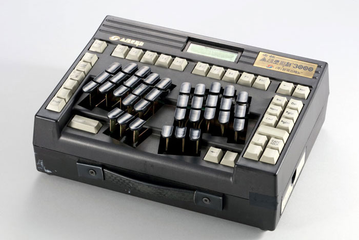 On display is a stenotype from 1995 that was used to record speeches and debates at the National Assembly. A trained stenographer could type more than 1,000 Hangeul syllabic blocks per minute.
