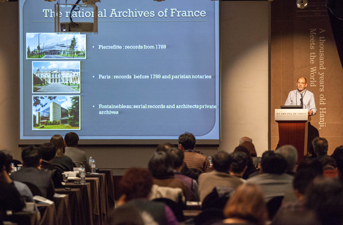  (Top) Book conservator Alessandro Sidoti of the National Library of Florence, Italy, and conservation manager Laurent Martin of the National Archives of France (bottom) emphasize the excellence of traditional Hanji paper during the 'International Seminar on Innovative Traditional Korean Paper, Hanji,' on December 19. 