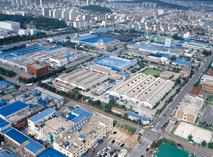 The headquarters and plant of Hankook Chinaware is in Cheongju, Chungcheongbuk-do (North Chungcheong Province).