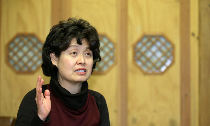 Choi Kyung-hwan runs the Tteulanchae Hanok guesthouse in which she lived for 35 years, located in the Bukchon Hanok Village, in Jongno-gu, Seoul. 