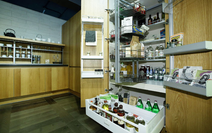 Modern cupboards reflect the demands of customers who mostly emphasize storage capacity in their kitchen.