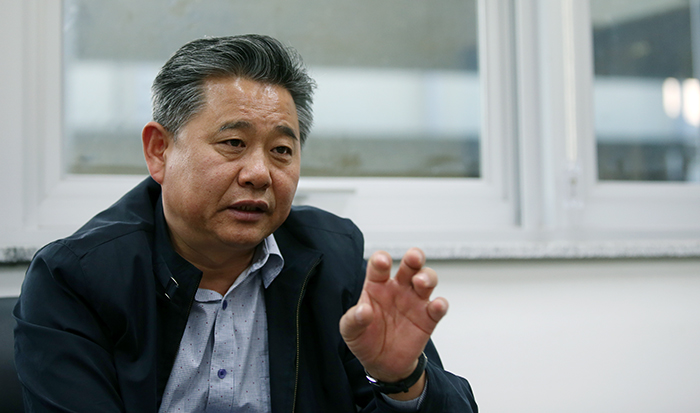 Jeong Munchel, president of Hapcheon Markeing, explains how agricultural products are produced and distributed, in Hapcheon on March 26.