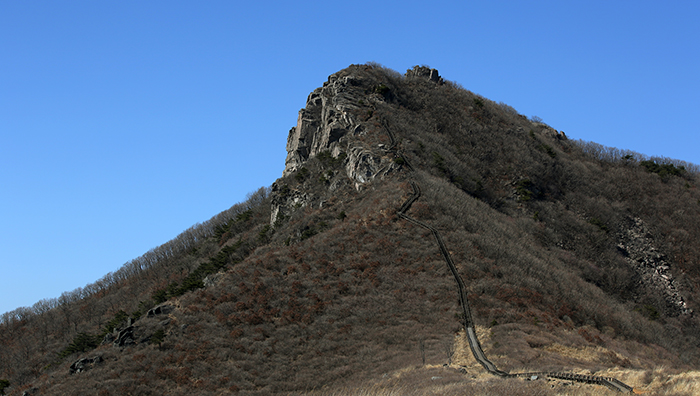 A hiking trail runs all the way to Hwangmaebong Peak, the top of Hwangmaesan Mountain. It's not a very difficult mountain to conquer. 