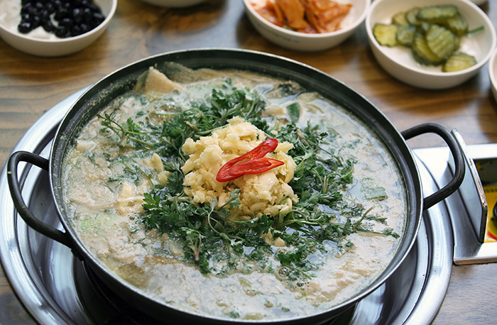 Mugwort soup is especially popular in the spring because it helps relieve 'spring fatigue.'