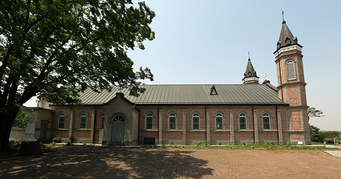  Built in 1929, the Hapdeok Catholic Church is the first catholic church around Naepo. The Gothic church was built with bricks and wood and has two bell towers. (photos: Jeon Han) 